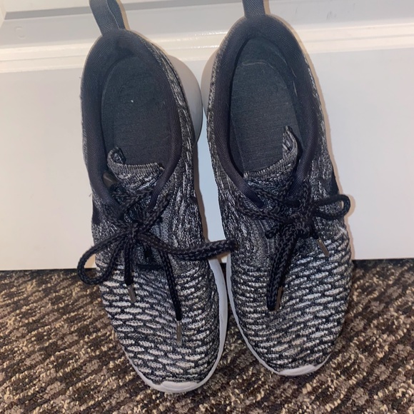 Nike Women's Rosherun Flyknit Shoes Grey - Picture 3 of 5